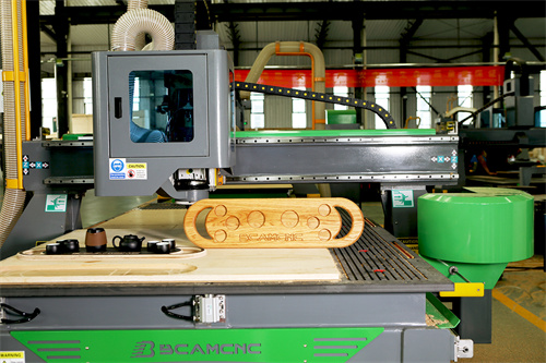 The operating specifications of the woodworking cnc router machine ensure production safety